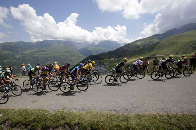 Tour de France, l'irlandese Daniel Martin della Garmin vince la nona tappa, 168,5km da Saint Girons a Bagnres de-Bigorre. Cinque i gran premi della montagna. In questa immagine il gruppo affronta il Col de Val Louron Aze. Reuters   